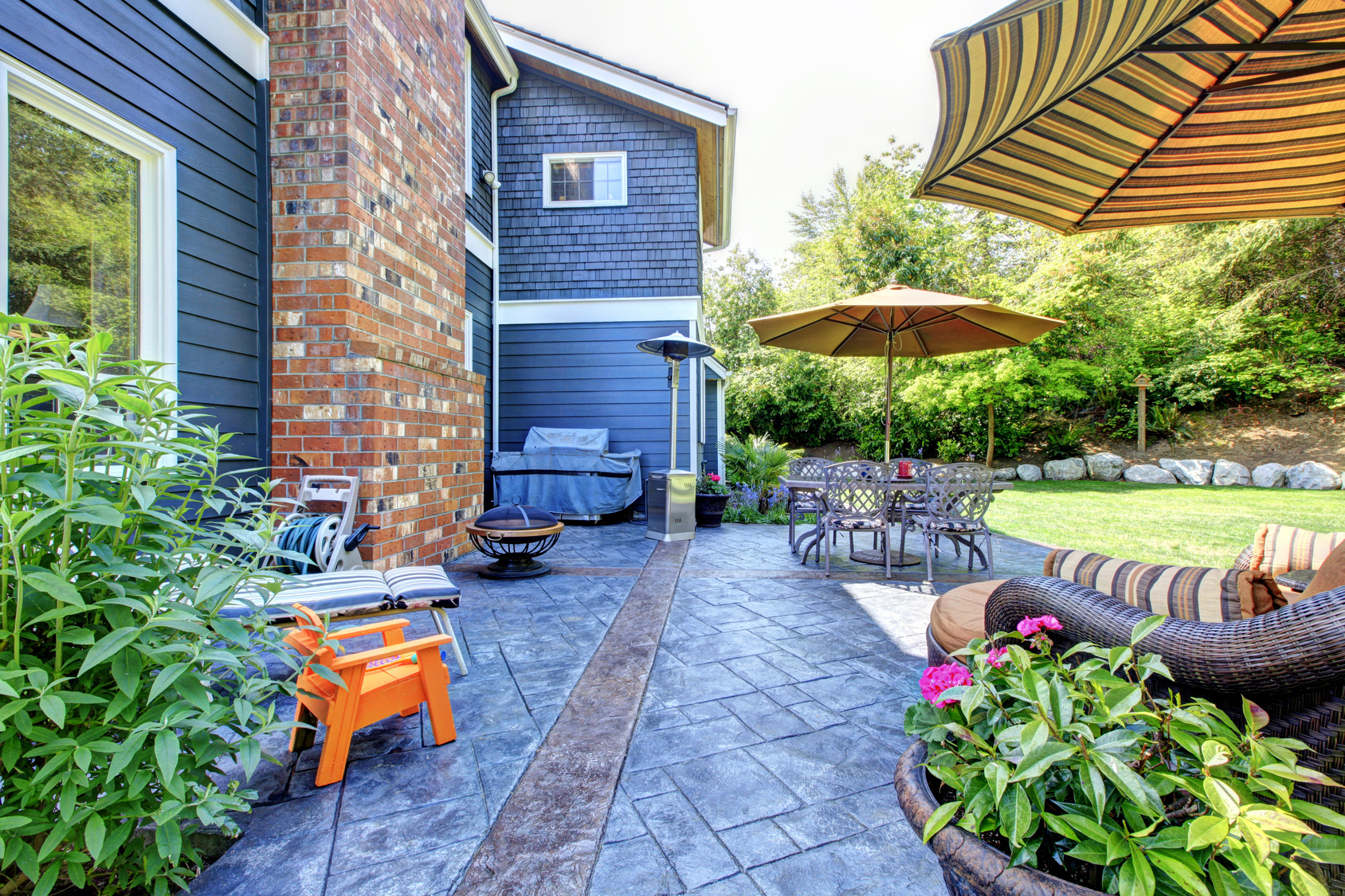 Beautiful exterior room on the back yard of the blue house.